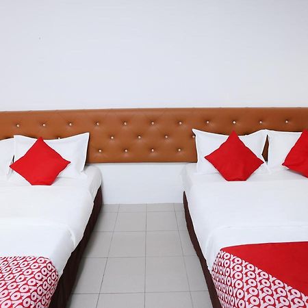Oyo 89672 Eg Hotel Jj Джохор Бахру Екстериор снимка