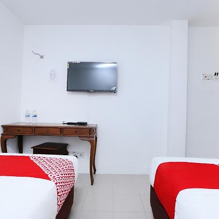 Oyo 89672 Eg Hotel Jj Джохор Бахру Екстериор снимка