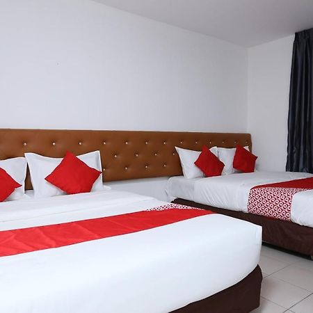 Oyo 89672 Eg Hotel Jj Джохор Бахру Екстериор снимка