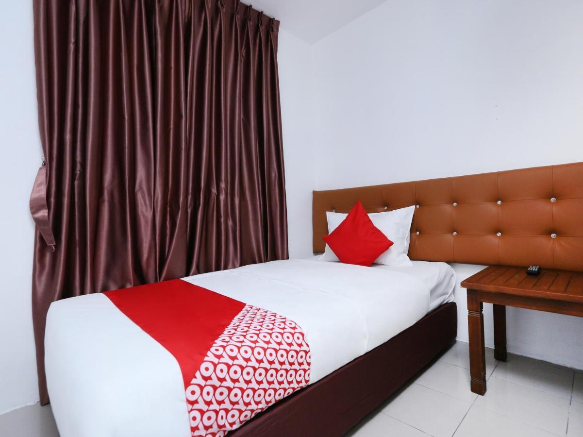 Oyo 89672 Eg Hotel Jj Джохор Бахру Екстериор снимка
