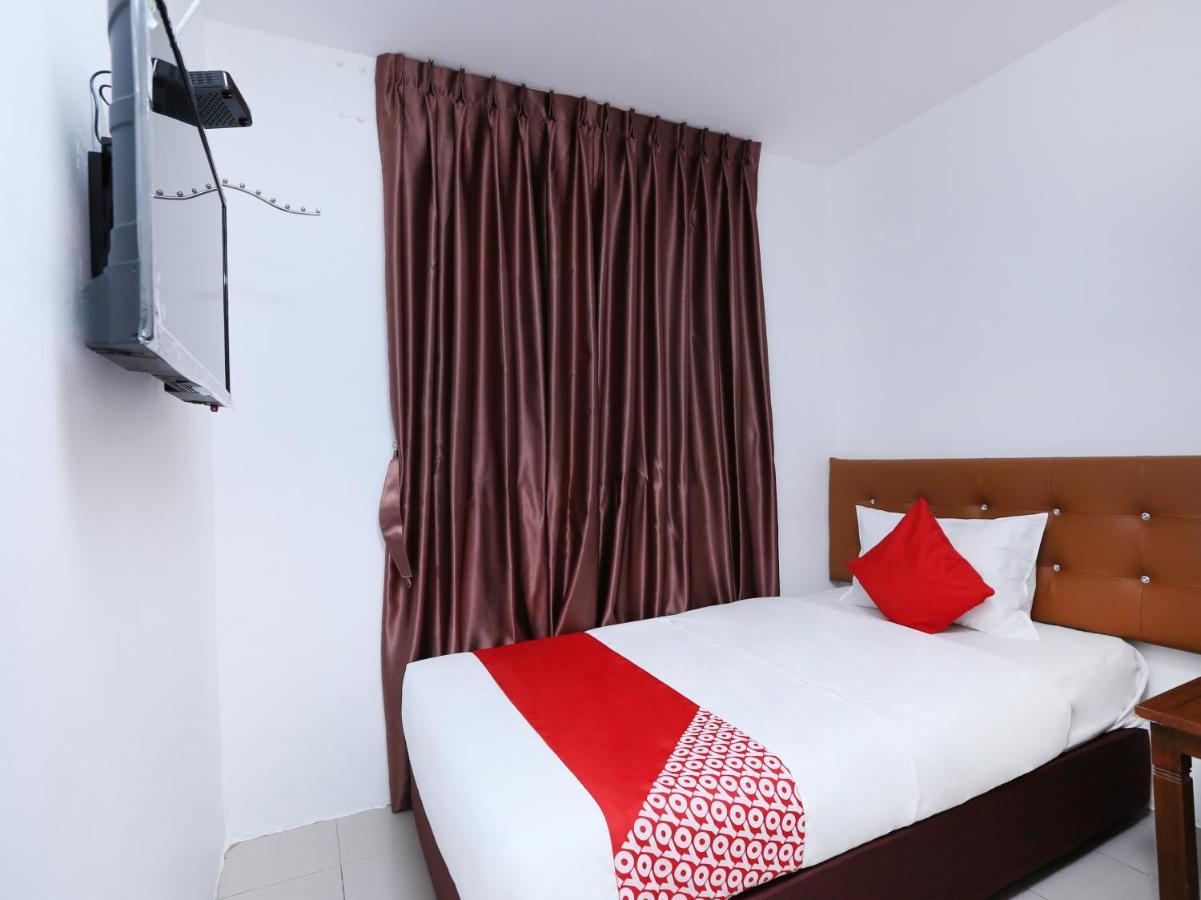 Oyo 89672 Eg Hotel Jj Джохор Бахру Екстериор снимка