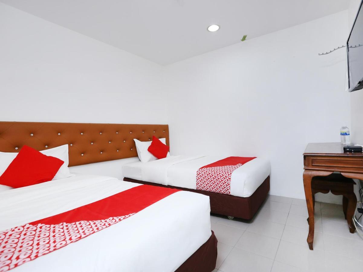 Oyo 89672 Eg Hotel Jj Джохор Бахру Екстериор снимка