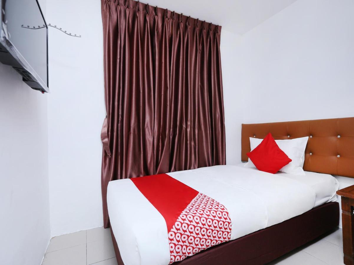 Oyo 89672 Eg Hotel Jj Джохор Бахру Екстериор снимка