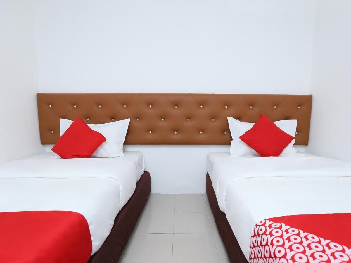 Oyo 89672 Eg Hotel Jj Джохор Бахру Екстериор снимка