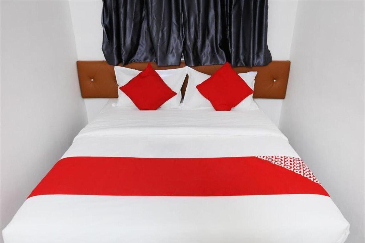 Oyo 89672 Eg Hotel Jj Джохор Бахру Екстериор снимка